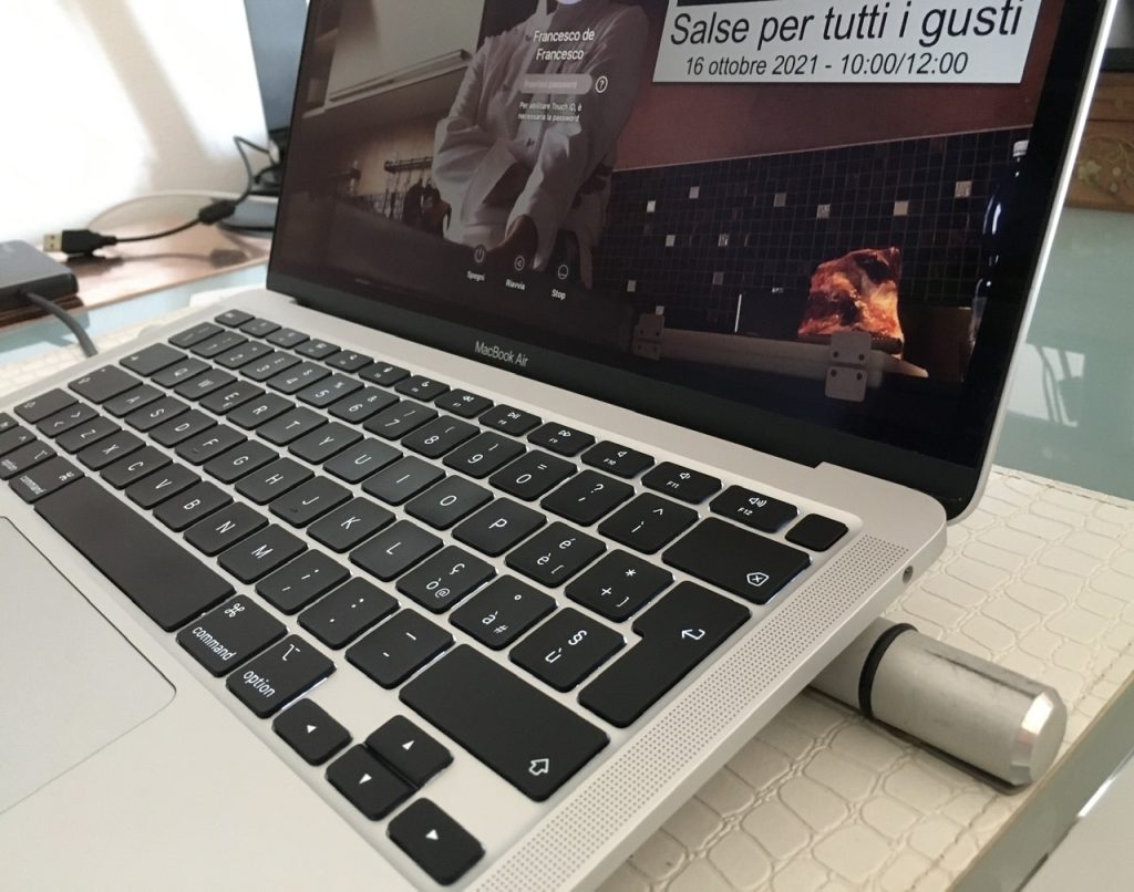 Tastiera e display Retina del MacBook Air M1.