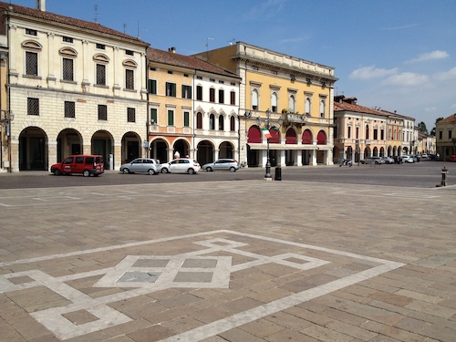 La piazza centrale di Montagnana, coi i suoi bei palazzi storici.