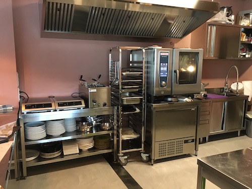 La cucina a vista del Camaleonte, ad Alonte.