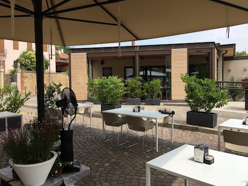 L'esterno del Ristorante Camaleonte, ad Alonte, tra i Colli Berici.
