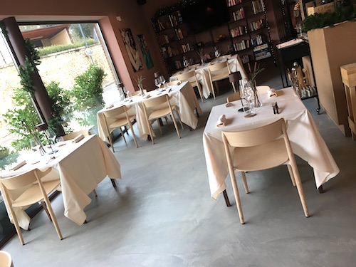 Parte della sala del ristorante Camaleonte.