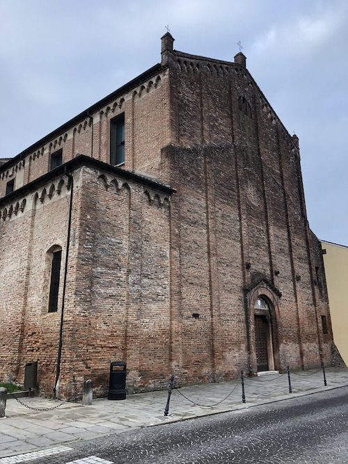 La facciata della chiesa.