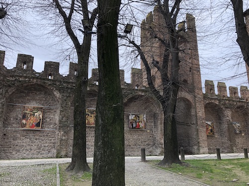 Il giardinetto della chiesa di San Francesco, con le mura carraresi decorate all'interno con delle pitture del tempo (riproduzioni).