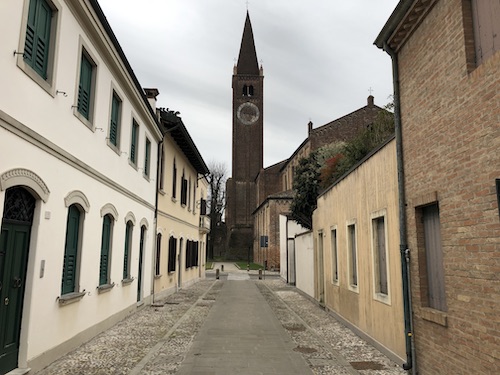 Il campanile della chiesa di San Francesco a Montagnana, vista dal vicolo omonimo, che dal centro la raggiunge.