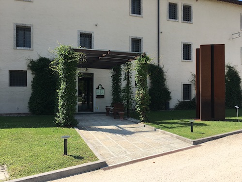 L'ingresso del ristorante Osteria del Guà, nella Barchessa della Villa Pisani, a Bagnolo, frazione di Lonigo in provincia di Vicenza.