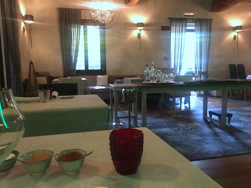 L'interno del ristorante Osteria del Guà.