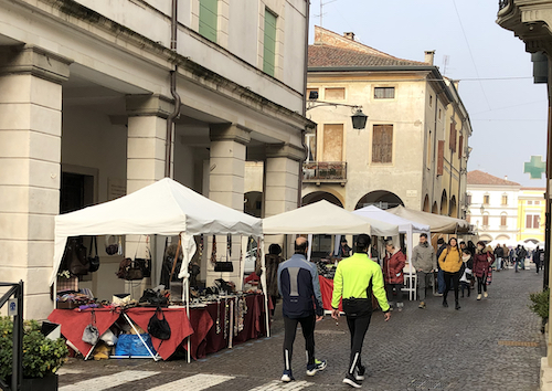 Il mercatino di Montagnana, dove proprio oggi riflettevo sugli acquisti compulsivi.