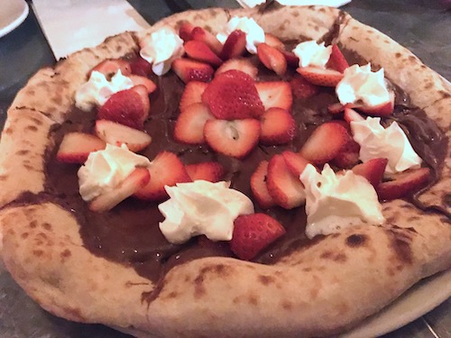 La pizza alla nutella che abbiamo mangiato ieri, in quattro al ristorante.