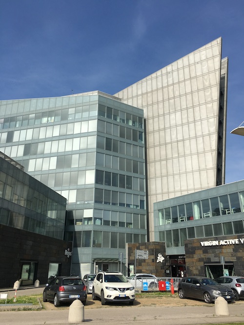 Il palazzo deve il co-working Regus ha la sede ed io l'ufficio e le aule corsi.