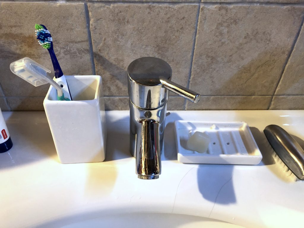 La zona rubinetto del mio bagno, che ho fotografato per simboleggiare il risparmio di energia lavandoci.