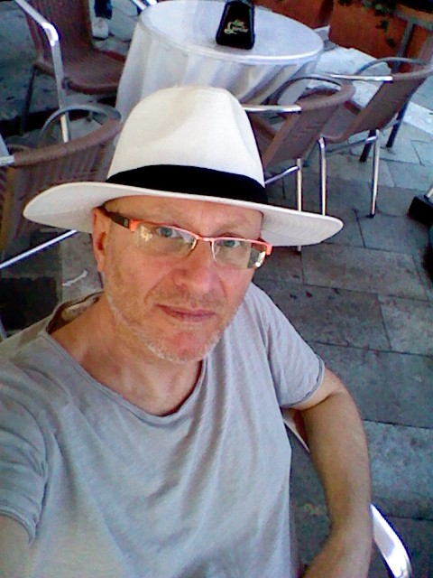Io, fradefra, mentre me ne sto seduto al bar, non ricordo più dove.