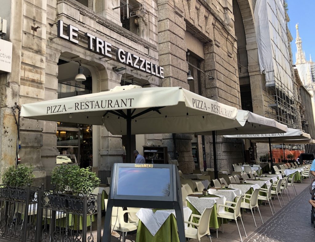 Il vecchio bar Le Tre Gazzelle, che "tiene botta" da più di 40 anni, sicuro che da quando ricordo Milano, ricordo anch'esso.