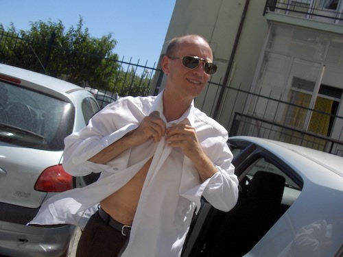 Proprio perché l'abito fa il monaco, un giorno io mi cambiai per strada :p :p :p