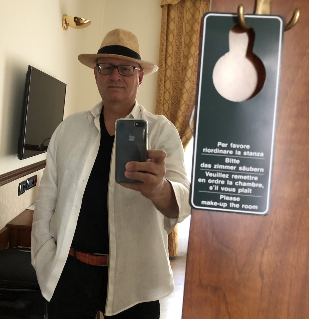 Eccomi con addosso una camicia stirata, un piccolo lusso che mi sono concesso durante la mia ultima vacanza a Milano.