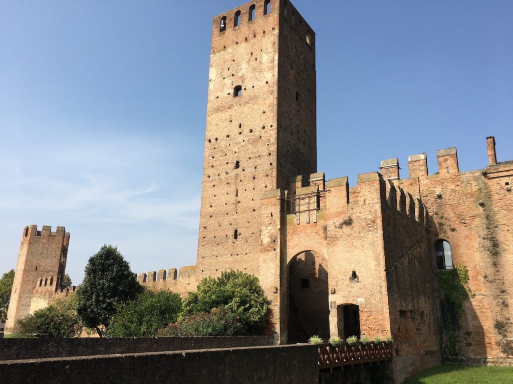 Questo è il Castello di San Zeno, corrispondente a Porta Padova, due minuti a piedi dallo studio della psicologa Mariangela.