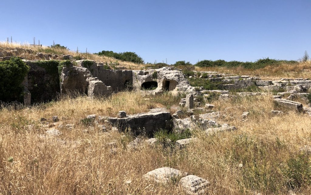 Un'altra parte della città greca di Akrai, nel siracusano.