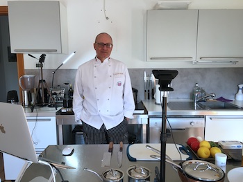 L'Executive Chef Francesco de Francesco, docente del corso sulle salse, nell'ambito dei corsi di cucina amatoriale.