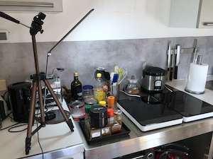 Set di ripresa della zona fuochi dei corsi di cucina amatoriale.