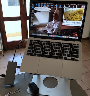 Un Executive Chef non impiega solo casseruole e coltelli, anzi, uno degli strumenti più importanti è il suo computer, nel mio caso un Apple MacBook Air M1.
