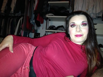 Mariangela, in rosso, col make-up sexy ke mi ha dedicato.