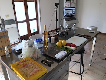 Il corso sulle salse inizia con la mise en place, nella mia cucina.