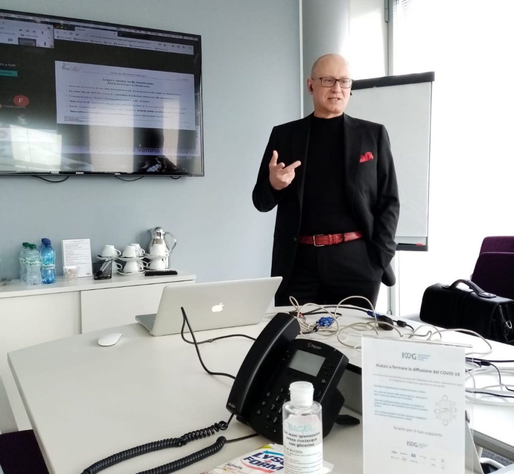Eccomi in aula, a Verona, mentre parlo dell'importanza del mix marketing, entrando nel merito dell'acquisizione di nuovi clienti e della fidelizzazione.
