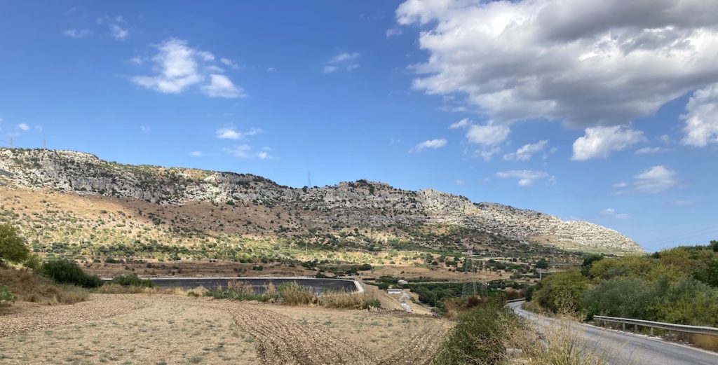 Veduta dei Monti Climiti, il mio Monte Belavocado, dalla strada che da Floridia porta a Solarino, in provincia di Siracusa.