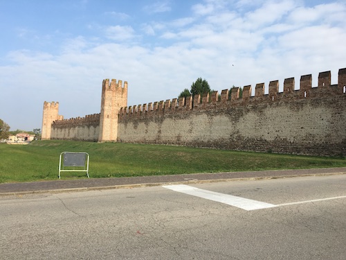 Veduta esterna di una parte delle mura di Montagnana.