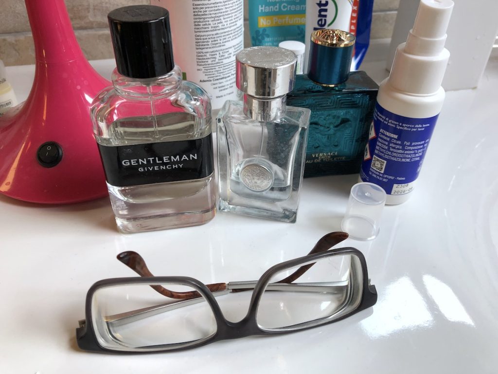 I miei occhiali ed il dispenser del liquido detergente col quale li pulisco. Facendolo, ho pensato ai miei due cervelli.