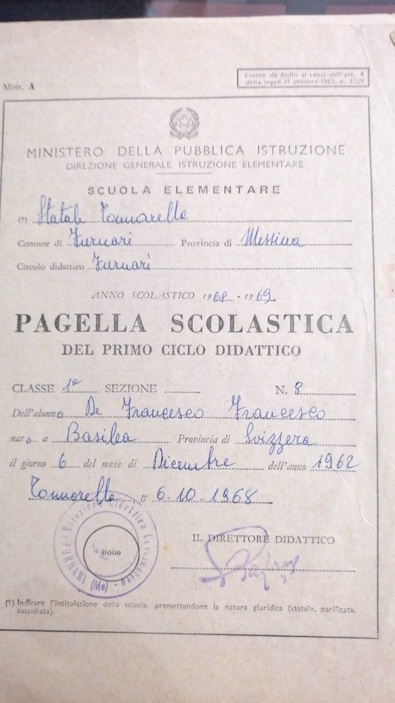 La mia pagella scolastica della prima elementare, il primo anno di scuola in Italia. In Sicilia, a Tonnarella, in provincia di Messina.