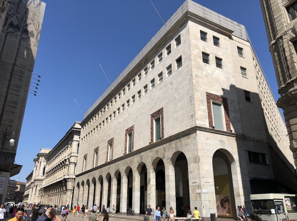 Il palazzo de La Rinascente, edificato nel 1950 circa, a seguito dei danni subiti per i bombardamenti, dal precedente.