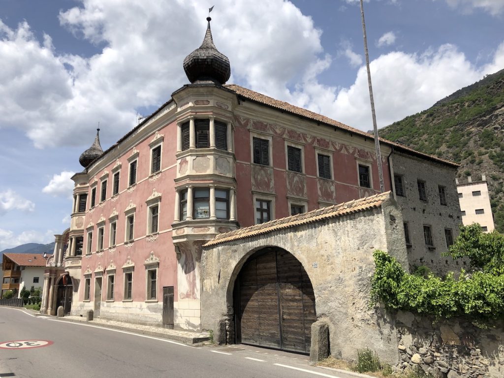Uno dei palazzi di Laces, nell'Alto Adige 😊