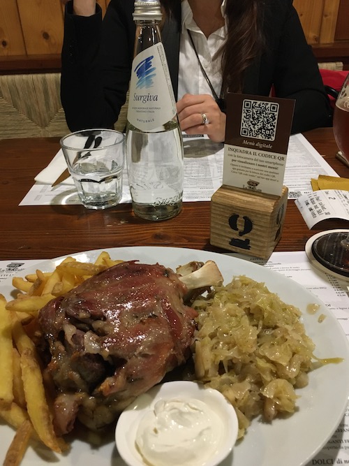 Lo stinco di maiale che ho ordinato in un ristorante pizzeria e che lo chef ha fatto uscire in anticipo rispetto al piatto di mia moglie.