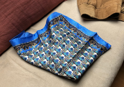 La pochette in seta degli anni 80, comprata da Broadway Vintage di Montagnana.