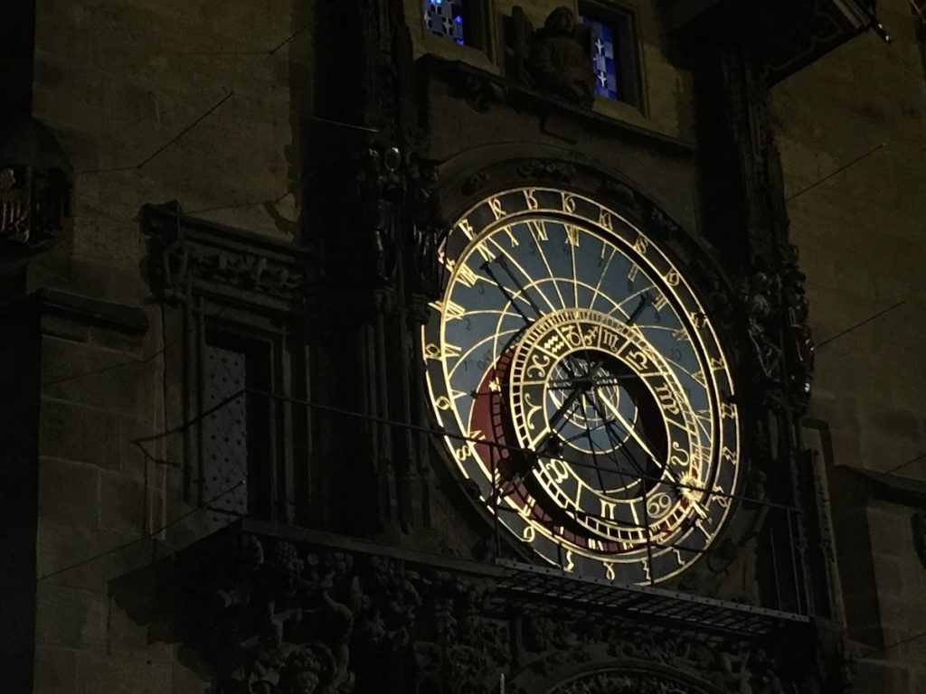 Notte a Praga, un paio di anni fa, con Mariangela, nella piazza del centro.