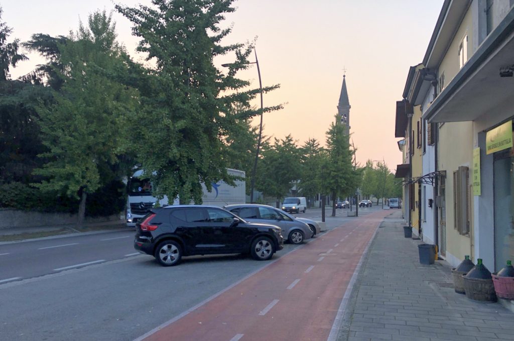 Traffico in prossimità del ristorante Belavocado by Frachef, a Montagnana, nel quartiere San Zeno.