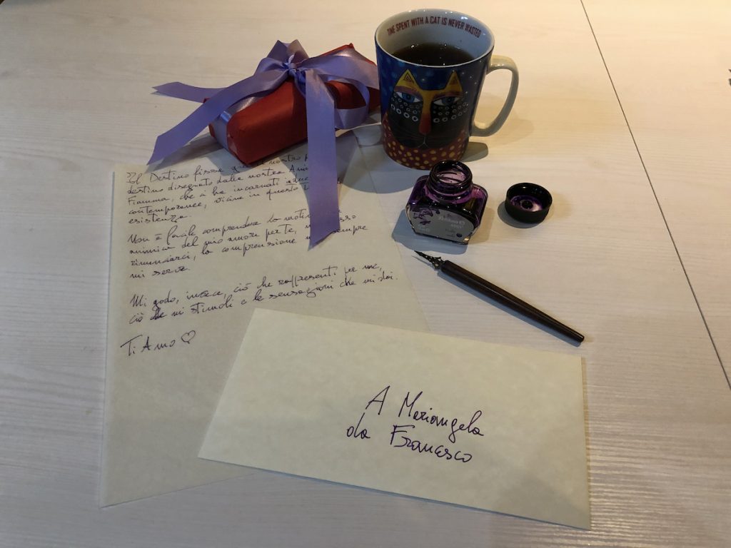 Un regalo che oggi ho impacchettato per Mariangela, con una lettera sulla carta pergamena che amo tanto.