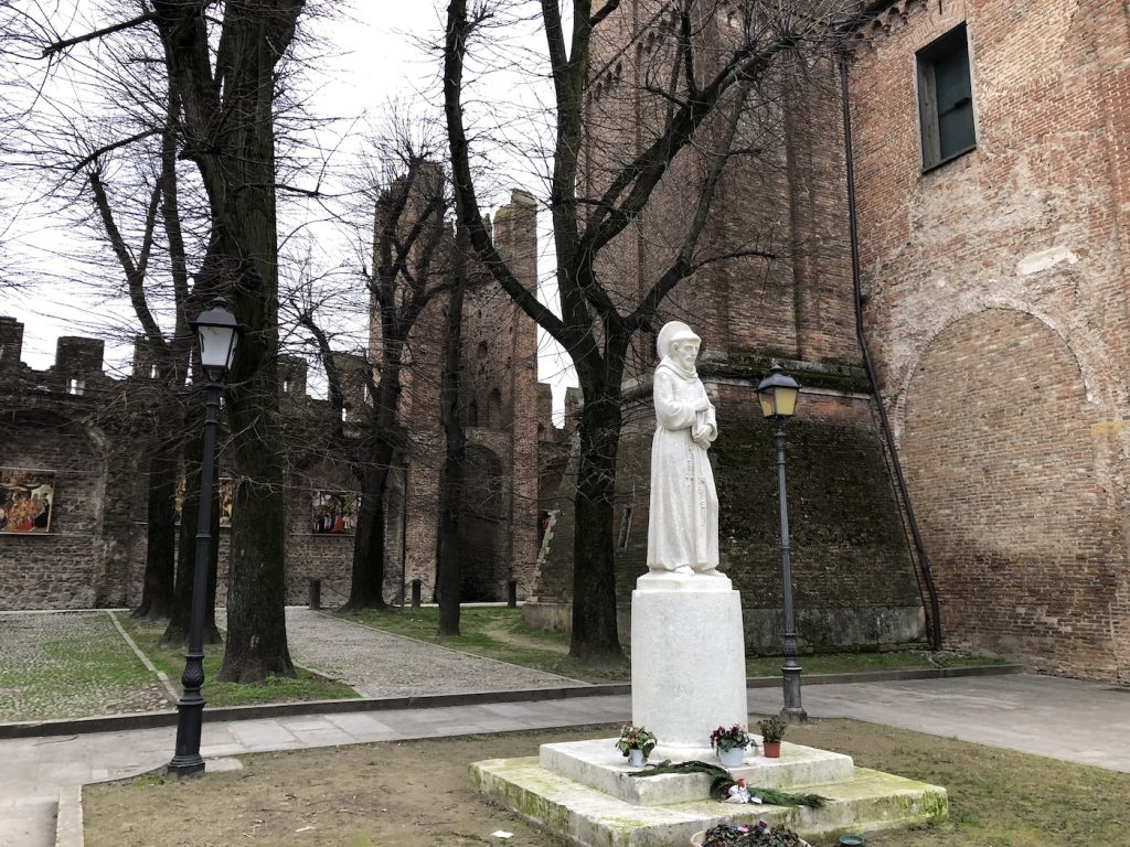 Un angolo meditativo, cornice perfetta per lo studio di uno psicologo a Montagnana. Si tratta del giardino di San Francesco.