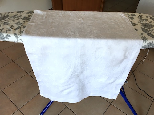 Una mia tovaglia di lino per il viso, che preferisco decisamente a quelle di spugna.