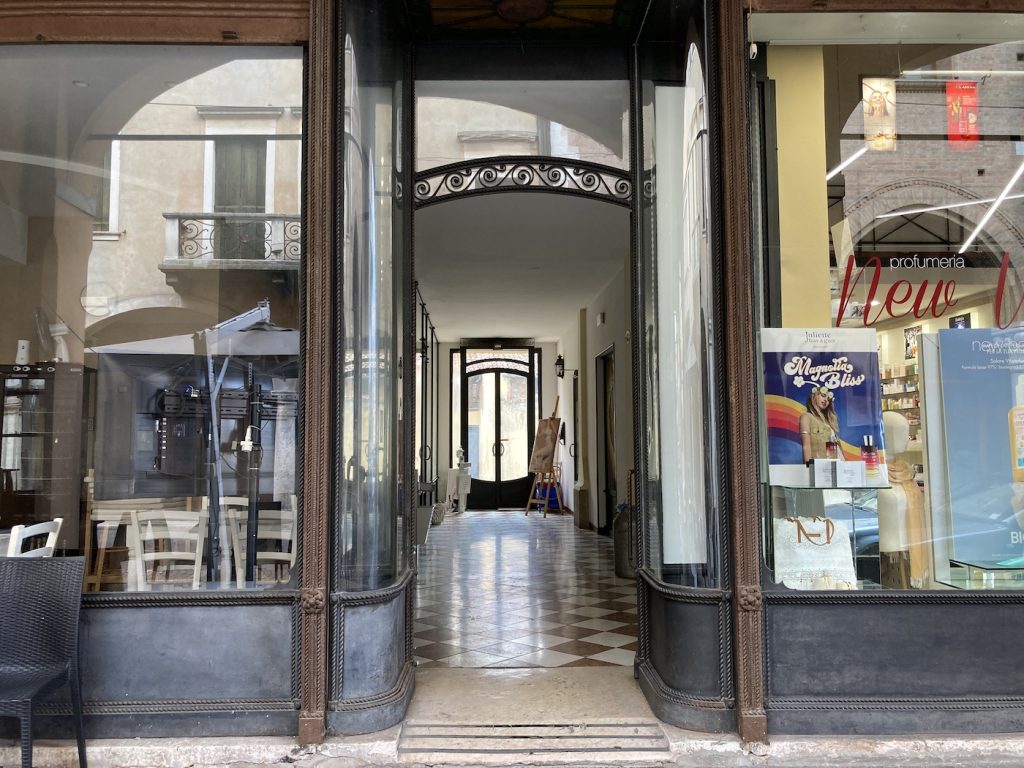 In via Carrarese 10, l'ingresso della Galleria Cengia, in fondo al quale c'è lo studio di Mariangela, psicologa a Montagnana.
