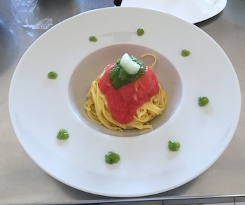 Una delle prove di salse crude, pasta al pomodoro crudo, sedano e salsa di cipolla.
