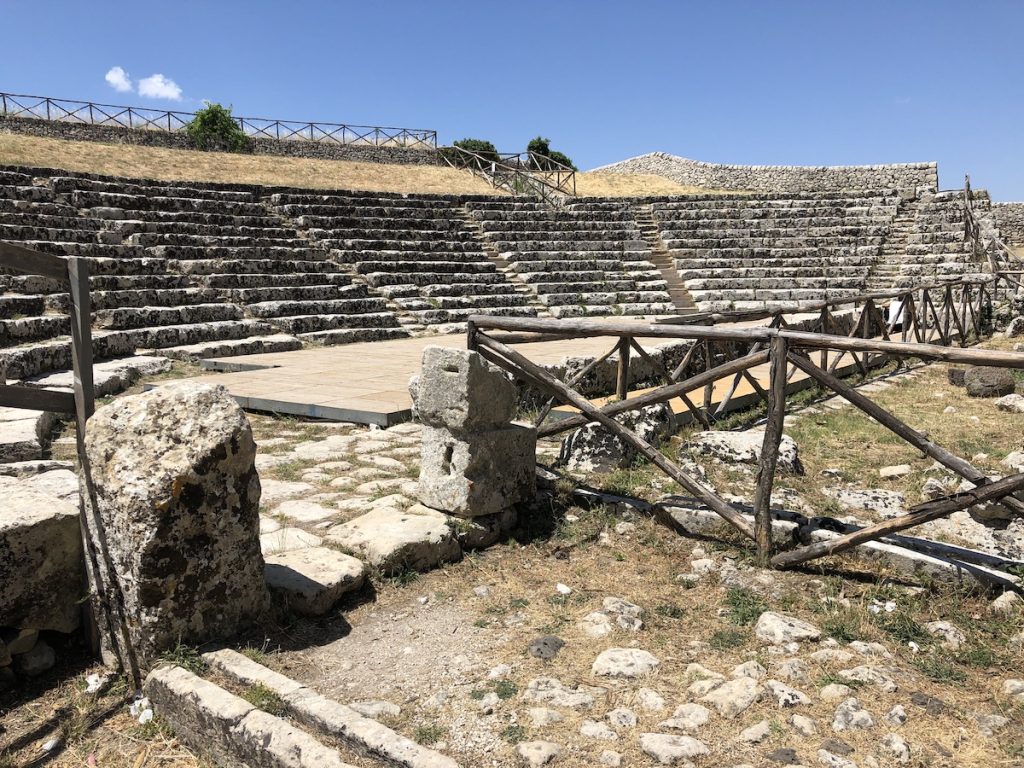 Il teatro greco, forse un anfiteatro, di Palazzolo Acreide, l'antica Akrai.